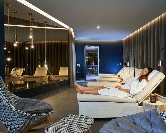 Einblick in den schön gestalteten Ruheraum im Ladies-Spa