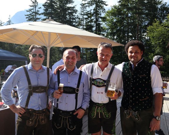 Mitarbeiter:innen in Lederhose beim Grillfest in einem 5 Sterne Hotel