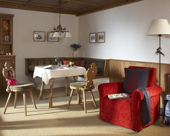 Wohnraum Deluxe Suite Essbereich in der Suite II