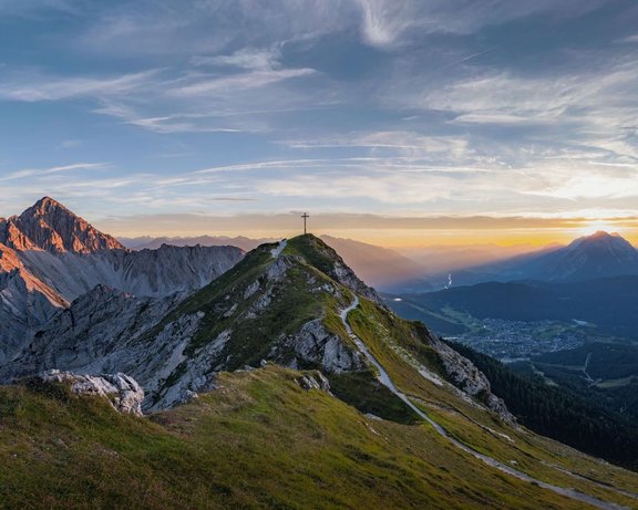Aufnahme von der Seefelder Spitze im Sommer_Panoramaaufnahme Reither Spitze, Seefelder Spitze und Plateau bei Sonnenuntergang ©Region Seefeld Aufnahme von der Seefelder Spitze im Sommer_Panoramaaufnahme Reither Spitze, Seefelder Spitze und Plateau bei Sonnenuntergang ©Region Seefeld