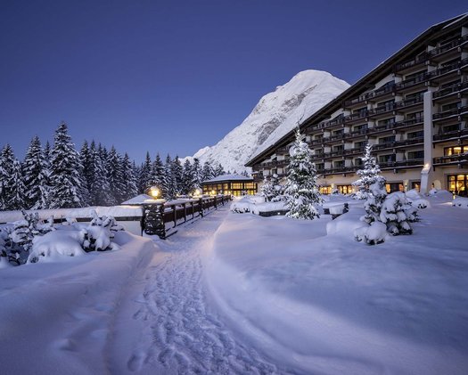Außenansicht Interalpen-Hotel Tyrol Interalpen-Hotel Tyrol bei Nacht im Hintergrund mit Berg Hohe Munde