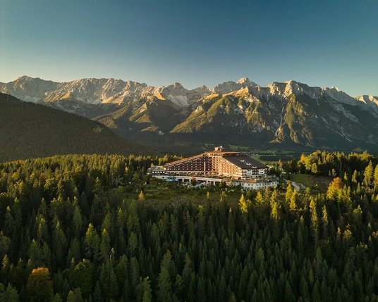 Außenansicht des Interalpen-Hotel Tyrol im Herbst Außenansicht des Interalpen-Hotel Tyrol im Herbst