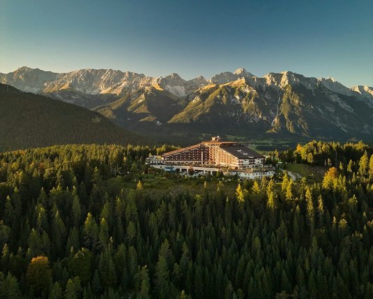 Außenansicht des Interalpen-Hotel Tyrol im Herbst