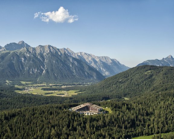 Urlaub soweit das Auge reicht! Luftaufnahme des Interalpen-Hotel Tyrol im Sommer