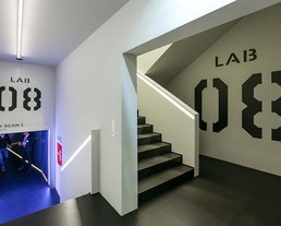 Einblick in die Tennishalle als Spacelab in einem Eventhotel in Seefeld