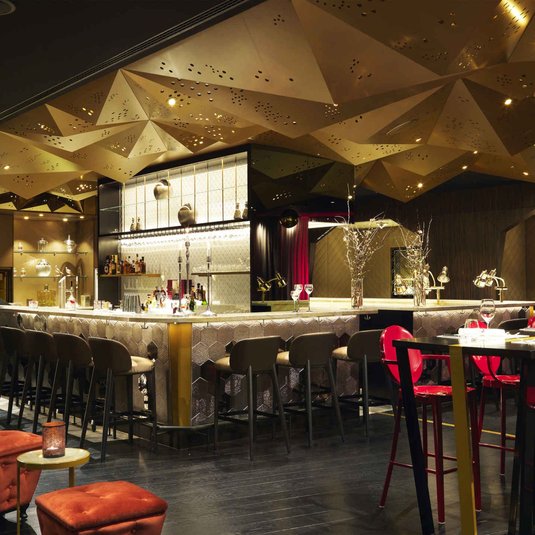 Feiern im Interalpen-Hotel Tyrol Einblick in den schicken Innenbereich mit Sitzmöglichkeiten der "Hofburg Bar", eine Eventlocation in Österreich