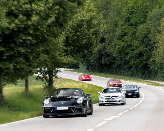 Cabriolets fahren auf einer Alpenstraße