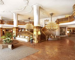 Hotellobby Einblick in die imposante Hotellobby des 5 Sterne Interalpen-Hotels Tyrol