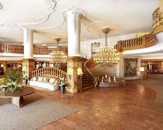 Insight into the impressive hotel lobby of the 5-star Interalpen-Hotel Tyrol