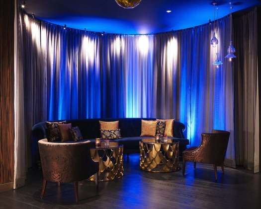 Lounge Einblick in die Lounge einer Eventlocation in Österreich, beleuchtet mit blauem Licht