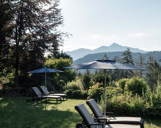 Liegewiese im Spa-Garten Bequeme Liegemöglichkeiten im weitläufigen Spa-Garten des Hotels