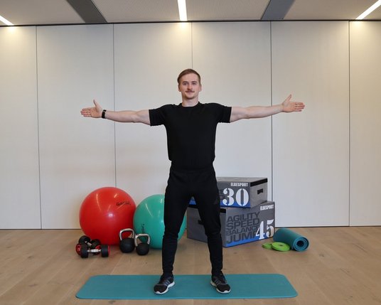 Ausgangsposition Fitnessübung im hauseigenen Gym