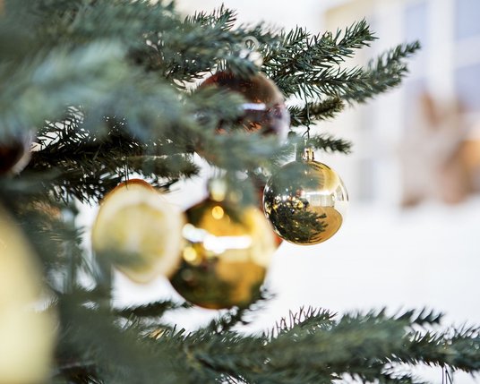 Weihnachtskugeln am Tannenbaum