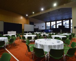 Einblick in die Tennishalle des MICE Hotels, hergerichtet für eine Tagung 