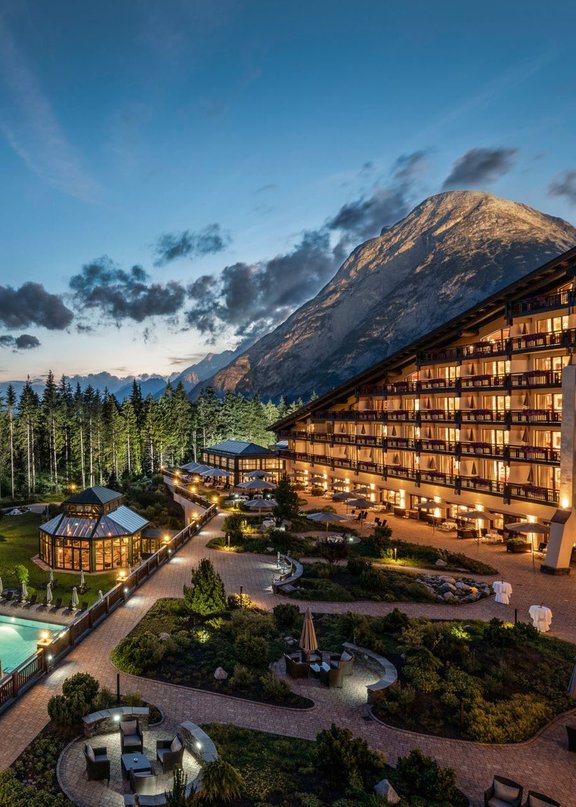 Interalpen-Hotel in der Nacht