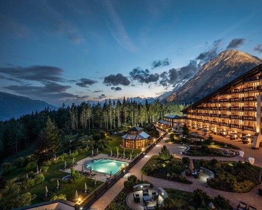 Das beleuchtete 5 Sterne S Interalpen-Hotel Tyrol bei Nacht