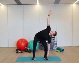 Streckung Rumpf andere Seite Fitnessübung im hauseigenen Gym