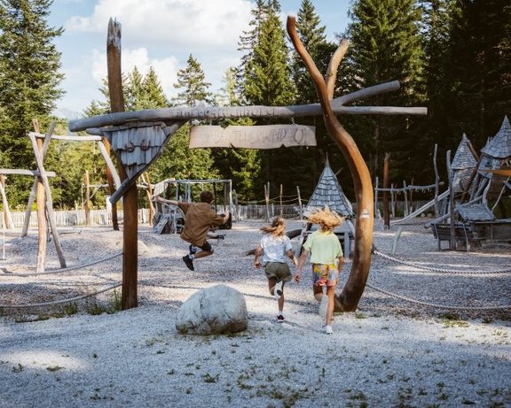 Abenteuerspielplatz Abenteuerspielplatz für Kinder auf dem Gelände eines Familienhotels in Seefeld
