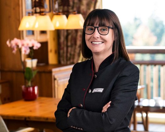Portrait von Nina Pinggera-Buchhammer, der Reservierungsleitung des Interalpen-Hotels Tyrol