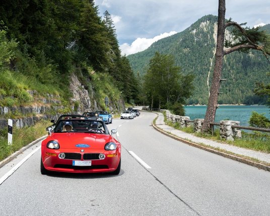 Cabriolets auf einer kurvigen Alpenstraße bei den Cabrio Days 2026