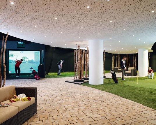 Einblick in eine Indoor Golfanlage