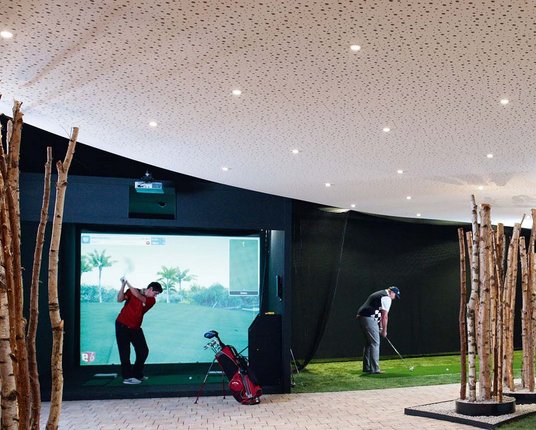 Einblick in eine Indoor Golfanlage