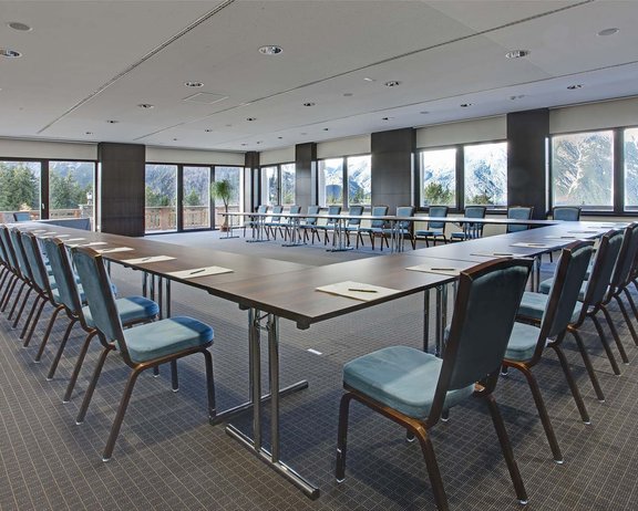Meetings Einblick in den großen Tagungsraum "Leutasch" in einem Tagungshotel in Tirol