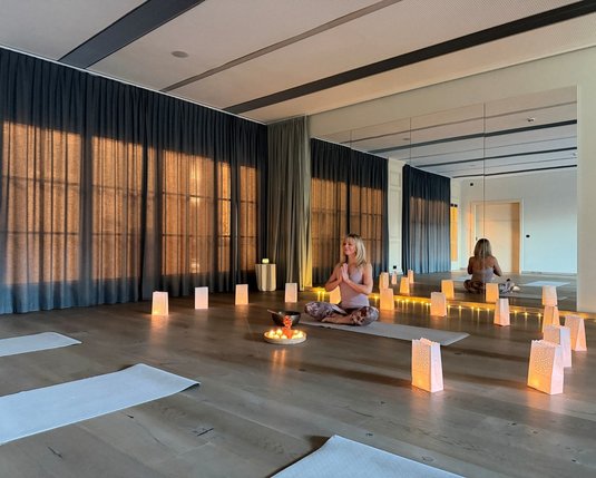 Yogatrainerin Christiane Hosemann Yogalehrerin Christiane Hosemann: Vorbereitung auf das Candlelight-Yoga