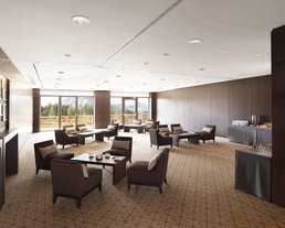 Lounge Einblick in die Lounge mit mehreren gemütlichen Sitzmöglichkeiten in einem MICE Hotel bei Seefeld.