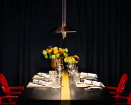 Eingedeckter Chef´s Table Aufnahme eines eingedeckten Tisches im "Chef