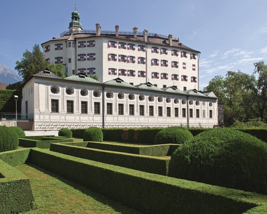 © Innsbruck Tourismus Christof Lackner_Schloss Ambras Schloss Ambras im Sommer