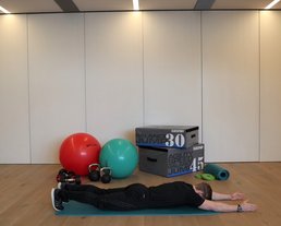 Ausgangsposition Fitnessübung im hauseigenen Gym