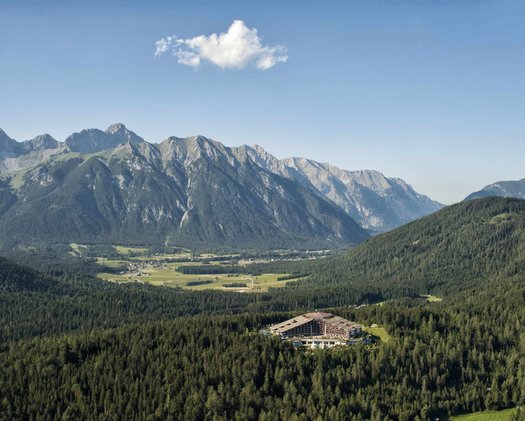Luftaufnahme Interalpen-Hotel Tyrol Luftbild auf die Region inkl. Interalpen-Hotel Tyrol im Sommer