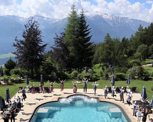 Unser Service-Team Aufnahme des Outdoor Pools an einem schönen Sommertag