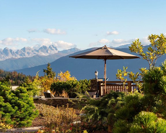 Aussicht in die wunderschöne Berglandschaft von der Terrasse des Interalpen