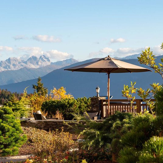 Aussicht in die wunderschöne Berglandschaft von der Terrasse des Interalpen