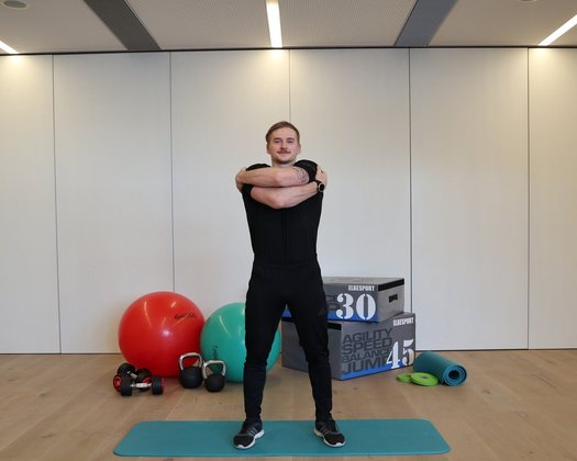Arme vor dem Körper schließen (wie eine Umarmung) Fitnessübung im hauseigenen Gym