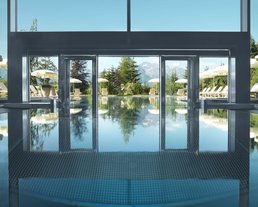 Indoorpool mit Blick auf die Berge Indoorpool mit Blick auf die Berge