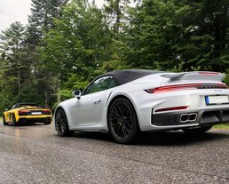 Cabriolets auf nasser Waldstraße