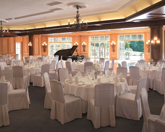 Andreas-Hofer-Saal Einblick in den weiß eingedeckten Andreas-Hofer-Festsaal für ein Event in Seefeld