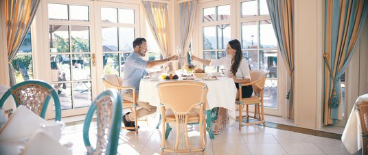 Frühstück im Interalpen-Hotel Tyrol Ein Pärchen beim Frühstücken in einem Saal bei einer Feier in einer Eventlocation in Seefeld