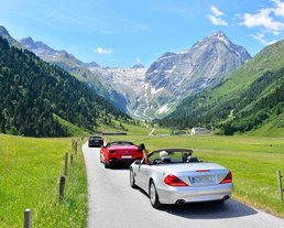 Mehrere Cabrios auf einer Fahrt durch die Tiroler Berge während eines Autoevents