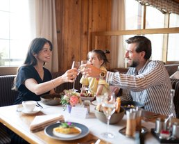 Familie bruncht im Interalpen