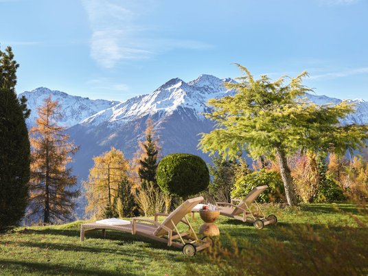 Unser Wellnessgarten mit Blick auf die schneebedeckten Berge im Herbst Unser Wellnessgarten mit Blick auf die schneebedeckten Berge im Herbst