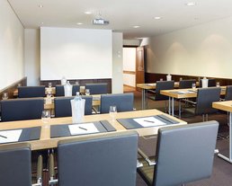 Raum Karwendel 106 Einblick in den voll ausgestatteten Besprechungsraum "Karwendel" im Seminarhotel in Tirol