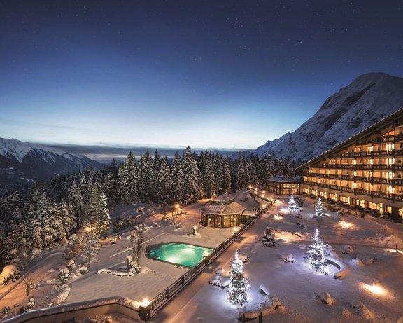 Beleuchtetes Interalpen-Hotel Tyrol im Winter Beleuchtetes Interalpen-Hotel Tyrol im Winter