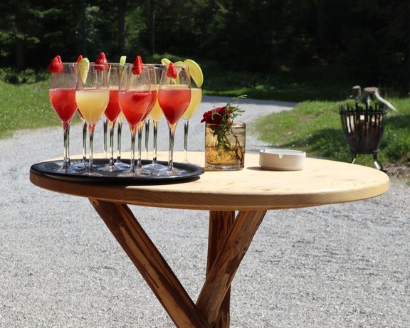 Aperitif im Sommer bei der Interalpen-Alm