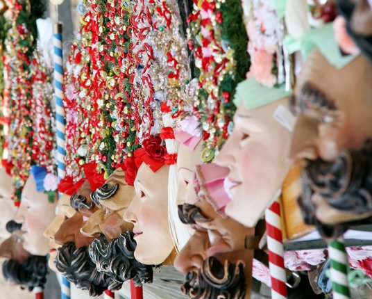 © Tirol Werbung, Bernhard Aichner Nahaufnahme traditioneller Masken