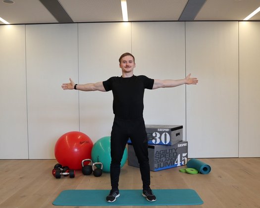 dynamische Bewegung nach außen Fitnessübung im hauseigenen Gym