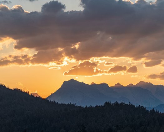 Sonnenaufgang Ein atemberaubender Sonnenuntergang in den Bergen